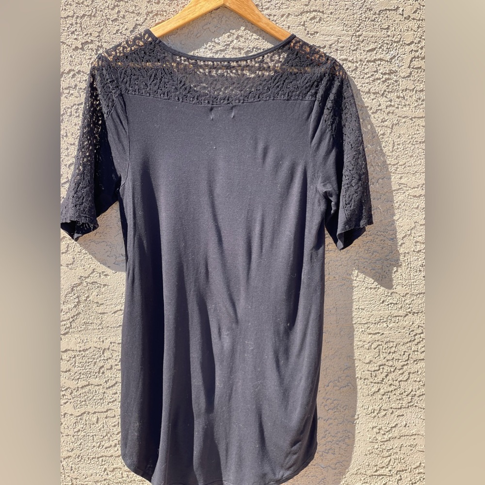 Old Navy black tunic top with lace detail and side slits - Large